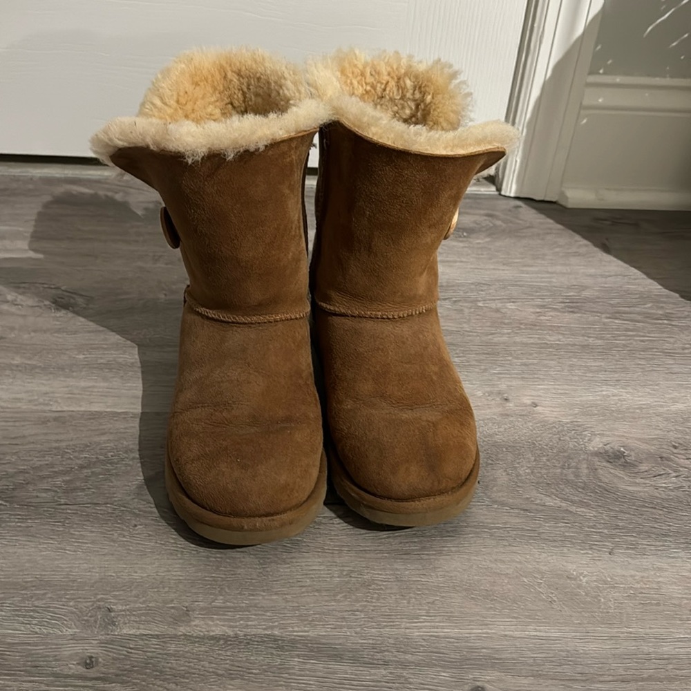 Bailey Button Chestnut Uggs